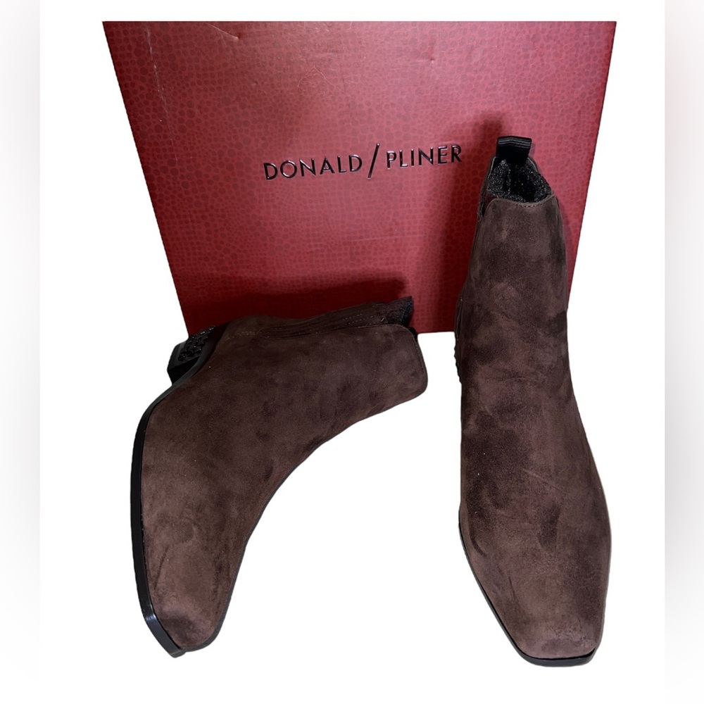 🤎 NIB! Donald Pliner Suede Stud Booties